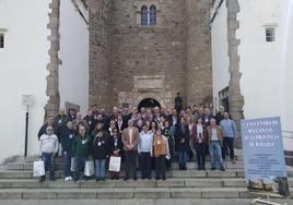 Los particpantes junto al alcalde en el PArador, donde se celebró elencuentro
