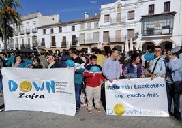 Concentración de los participantes en la marcha en la Plaza GRande