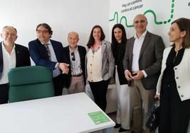 Algunos de los miembros de la AECC local con als autoridades