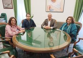 El alcalde y la concejala con los presidentes de las asocaiciones de empresarios y comerciantes