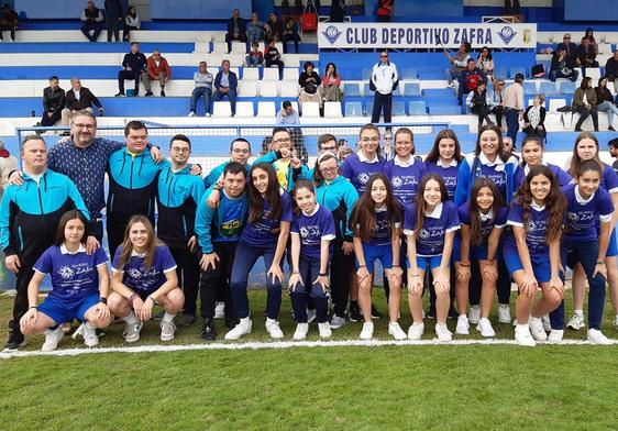 Los homenajeados en el partido con el presidente del culb, Carlos Pavón