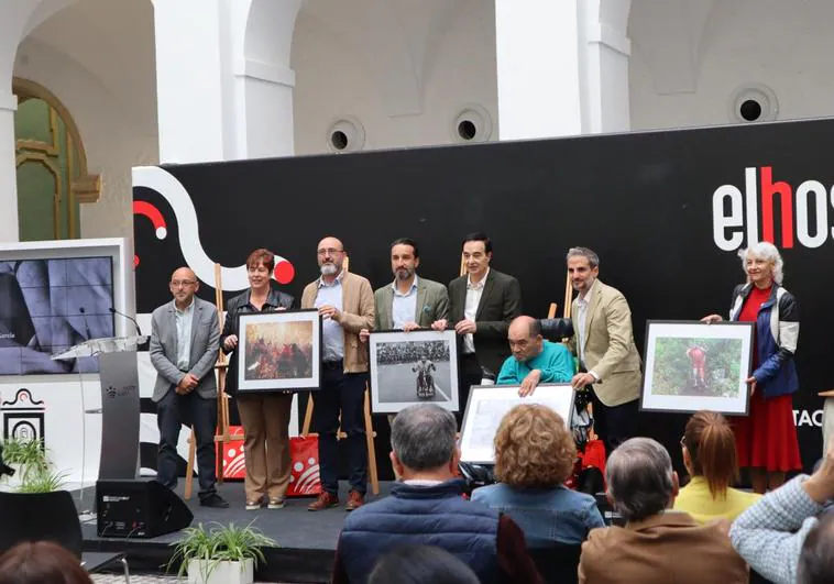 Los premiados con las fotografías ganadoras en el concurso