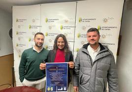 Rosa Monreal junto con el director y el subdirector de la banda