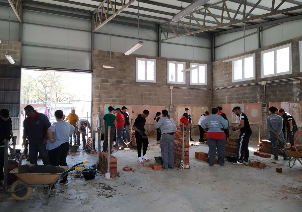 El alumnado de los institutos junto con los de la Escuela Profesional realizando una práctica