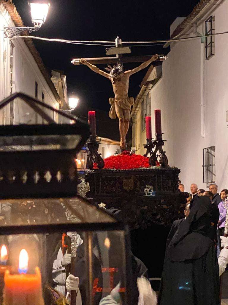 Las calles enmudecieron ante el paso de Jesús de los Desamparados