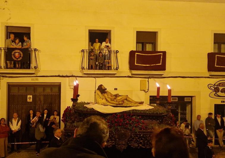 El Santo Entierro durante su Estación de Penitencia en el Viernes Santo