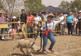 Uno de los niños participantes con su borreguito