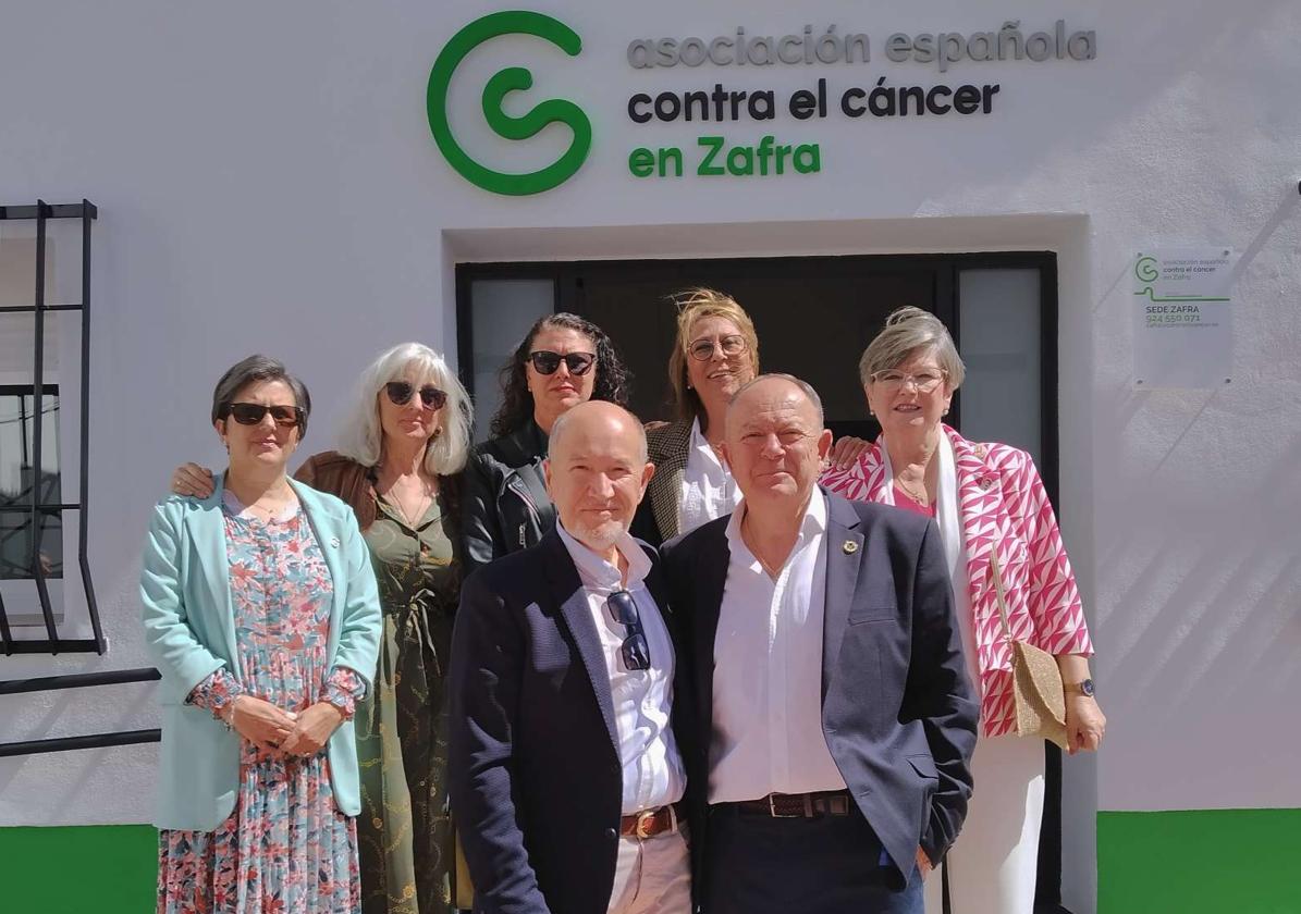El presidente saliente con el nuevo junto a otras voluntarias y miembros de la junta directiva