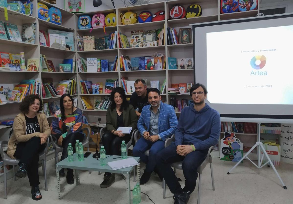 Algunos de los miembros de la asociación durante su presentación