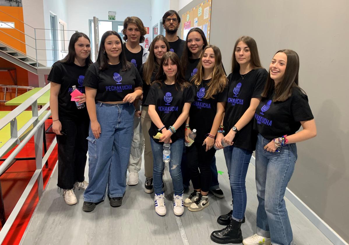 El alumnado participante junto a su profesor