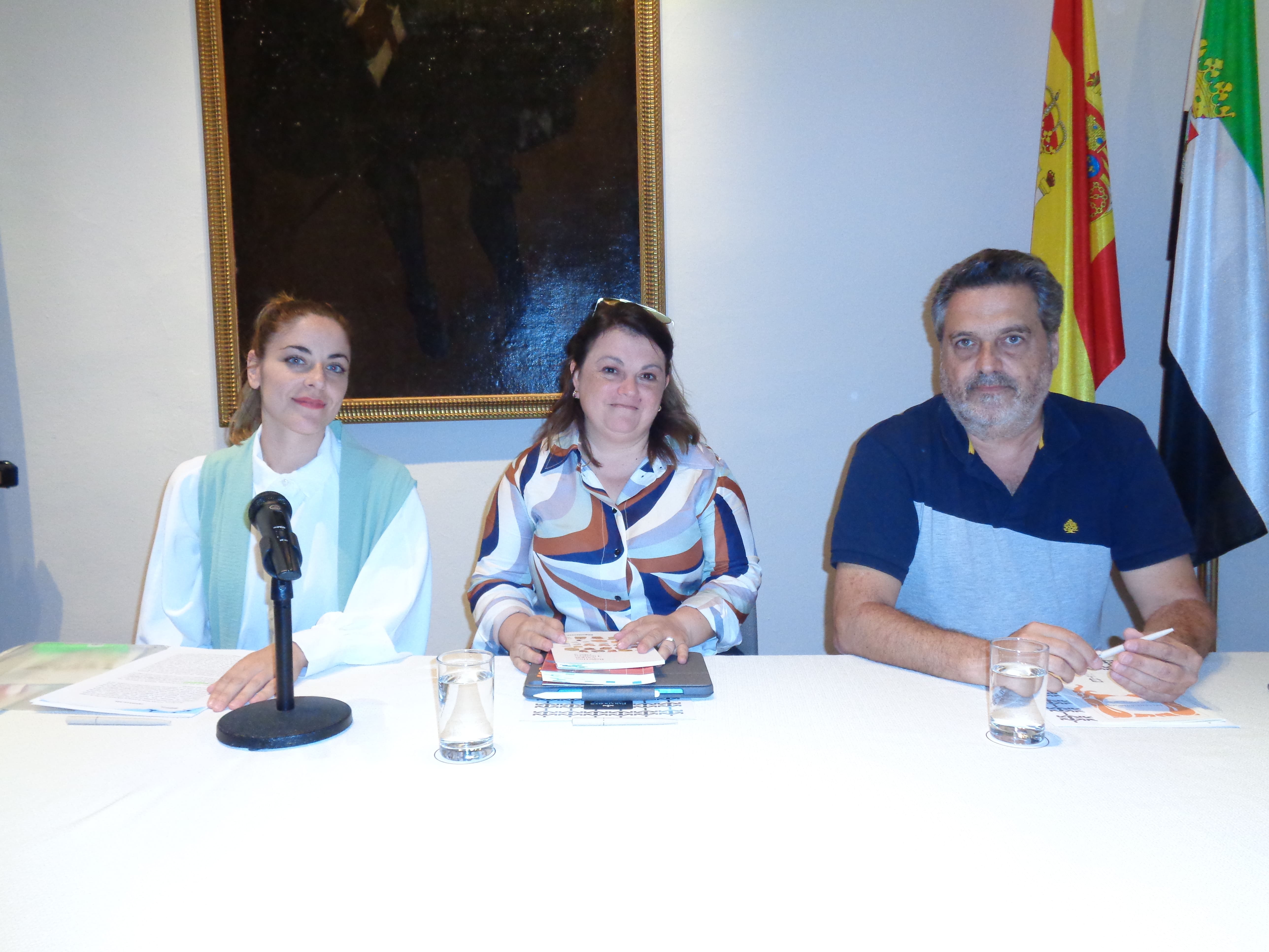 Ballerina Vargas junto a María del Carmen Merino y el director del SHZ