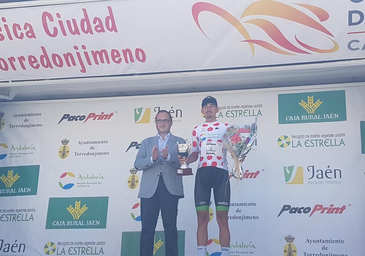Alberto Álbarez en el pódium de montaña