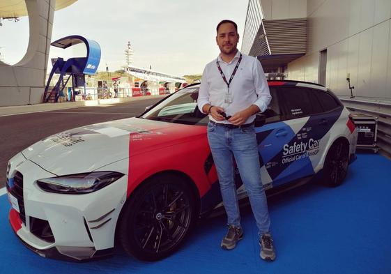 Gonzalo junto al coche de seguridad en el Moto GP