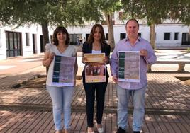 La concejala junto a Juesta Tejada y gonzalo Lavado en la presentación de actividades culturales