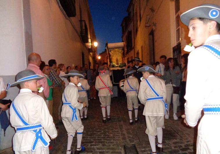 Los danzantes de Fuentes de León bailaron ala Esperancita durante la procesión
