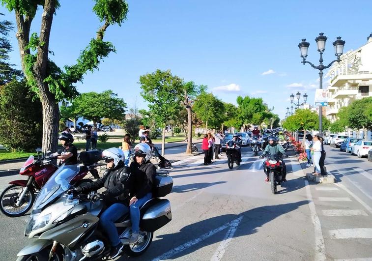 Las motos en ruta por el centro de la localidad