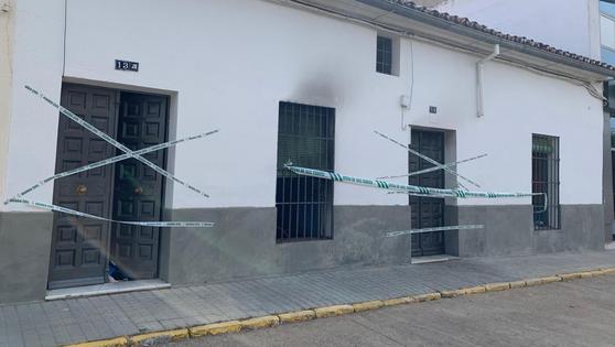 Los bomberos rescatan a un hombre tras incendiarse su casa en Cabezo Bajo