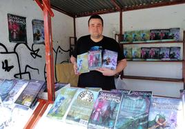 Ismael Duqe con algunas de sus obras