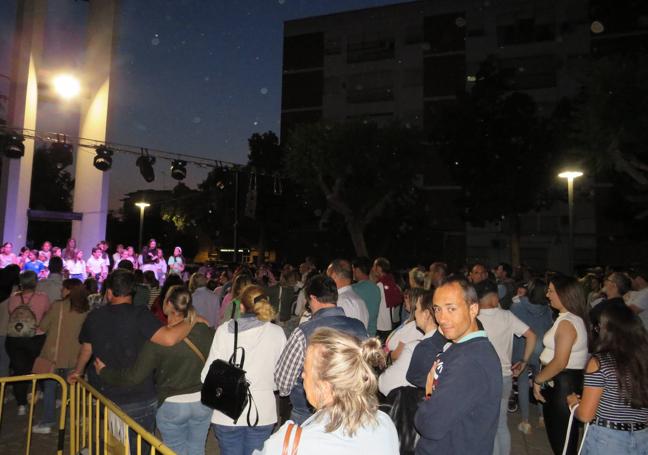 Multitudinaria fiesta en la plaza de la Iglesia