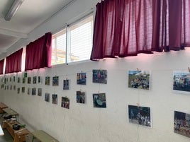 Exposición de fotografías durante su colocación