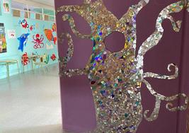 El Árcol de la Vida con el panel marino de tapones al fondo