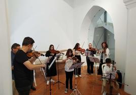 Alumos del aula de violín durante el concierto
