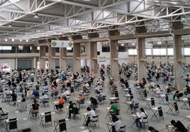 Los alumnos durante el primer examen en Zafra