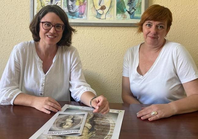 La directora del centro junto con la coordinadora del premio