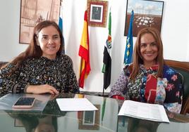 La secretaria del premio junto con la concejala de Cultura en funciones