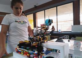 Una de las alumnas muestra su robot