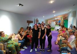 Los usuarios y usuarias de la asociación participaron en el desfile