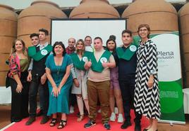 El alumnado con una de las formadoras, la presidenta y la directora de Plena Inclusión