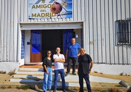 Algunos de los socios en la sede de la peña