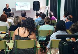 Una de las clases presenciales de la escuela