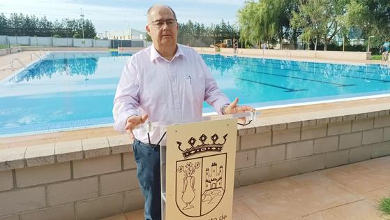 El ayuntamiento continúa con los trabajos de mantenimiento para la apertura de la piscina