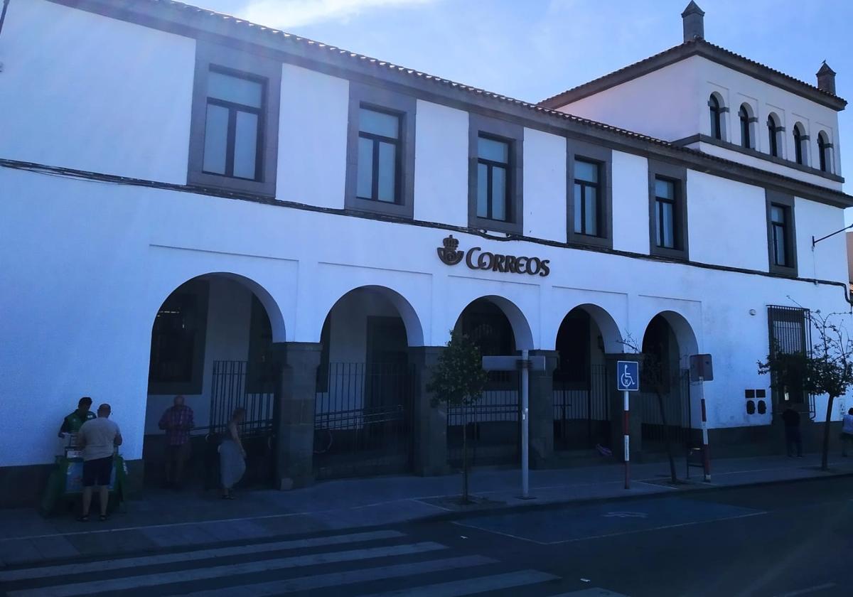 Intenso trabajo en la oficina de Correos ante la alta demanda del voto por correo