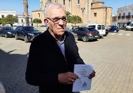 Martín González con un ejemplar de su libro