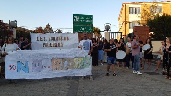 La AMPA del IES Suárez de Figueroa se concentra para protestar por los recortes en su plantilla