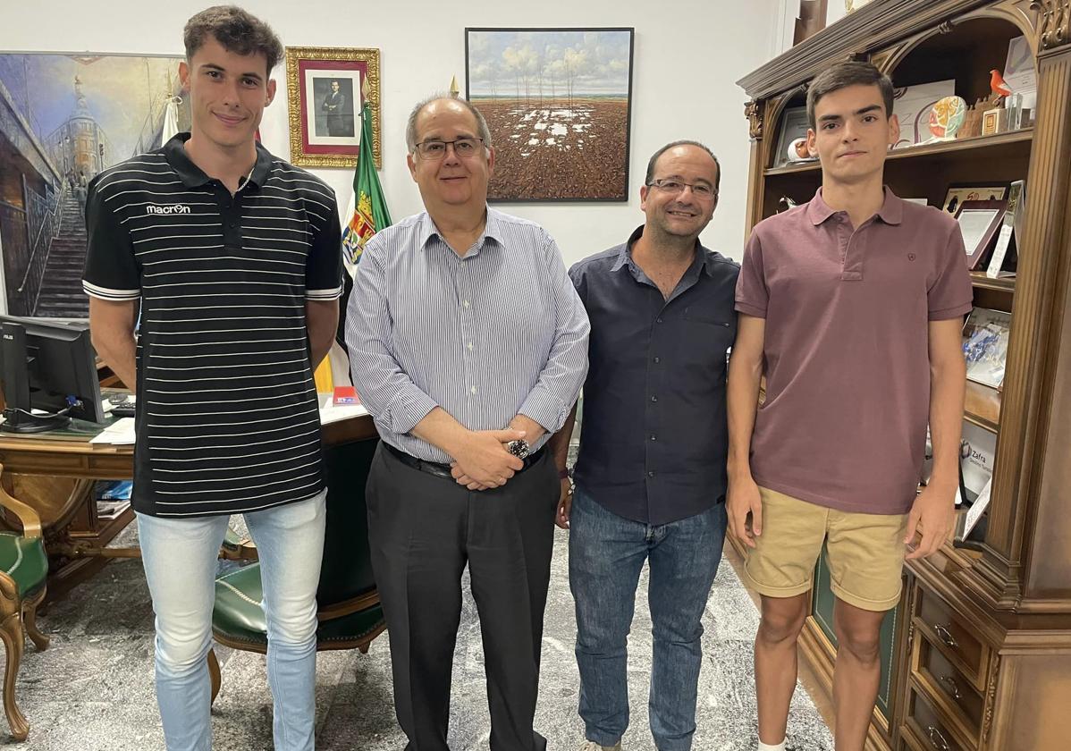 Los dos atletas junto al alcalde y el concejal de Deportes durante la recpeción