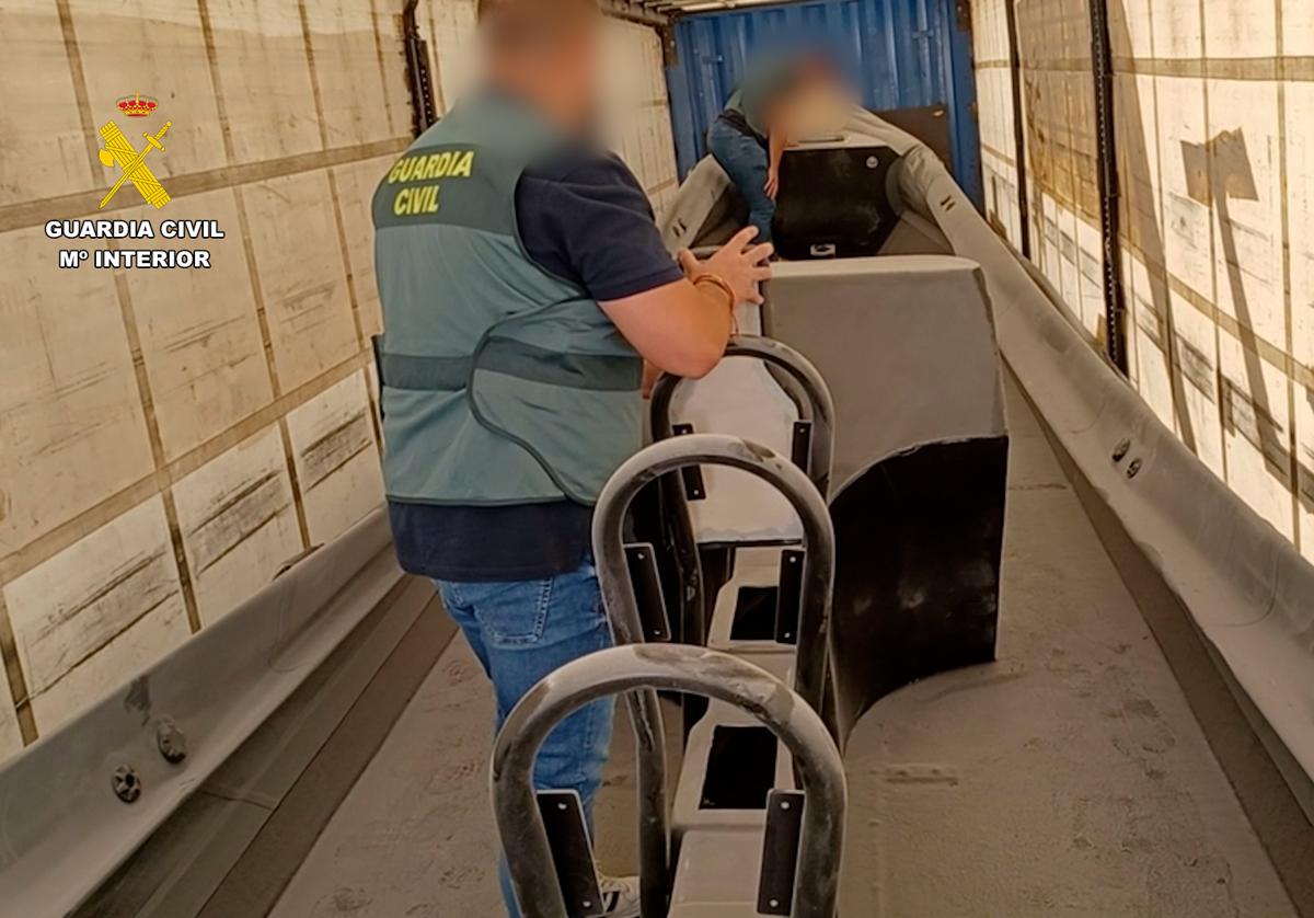 Detenidas dos personas cuando transportaban oculta en un semirremolque una 'narcolancha'