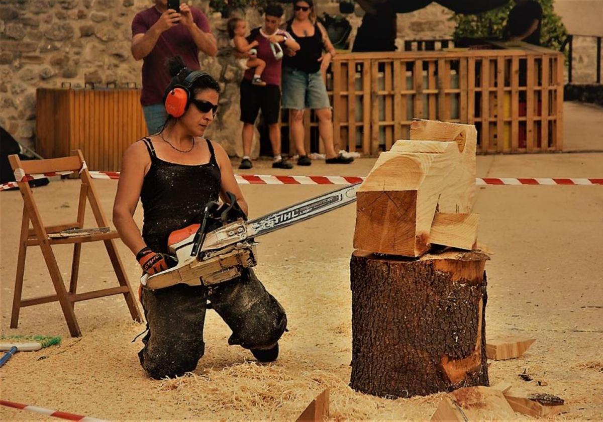 Lupe Arévalo, la escultora de la madera con motosierra