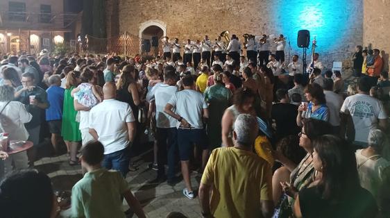 La Hermandad del Amarrado celebró su velada junto al arco del cubo