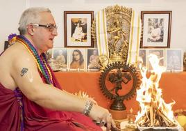 El sacerdote durante uno de sus rituales