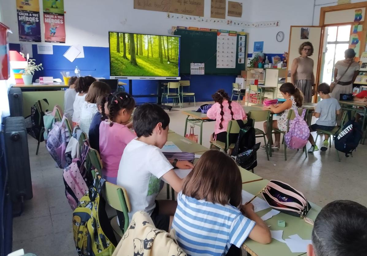 Los alumnos en uno de los colegios zafrenses en su primer día de clase