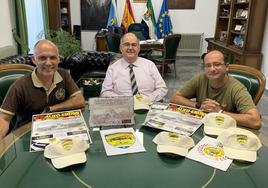 El presidente del club junto con el alcalde y el concejal en la presentación