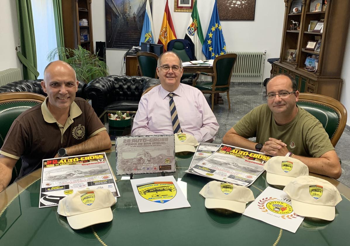 El presidente del club junto con el alcalde y el concejal en la presentación