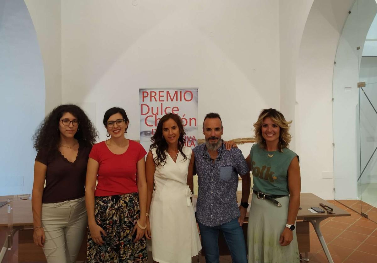 'Mientras estamos muertos', elegida por el voto popular del XVIII Premio Dulce Chacón de Narrativa