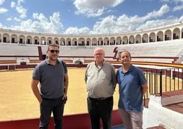 El concejal junto al promotor de los conciertos y el empresario de la plaza