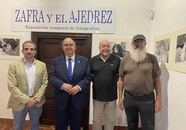 Los dos autores de la exposición junto al alcalde y el director del museo