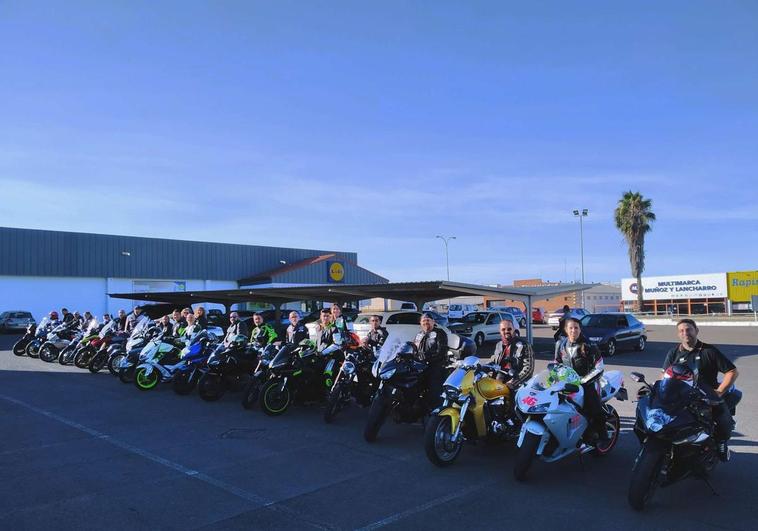Algunos de los miembros del nuevo club motero